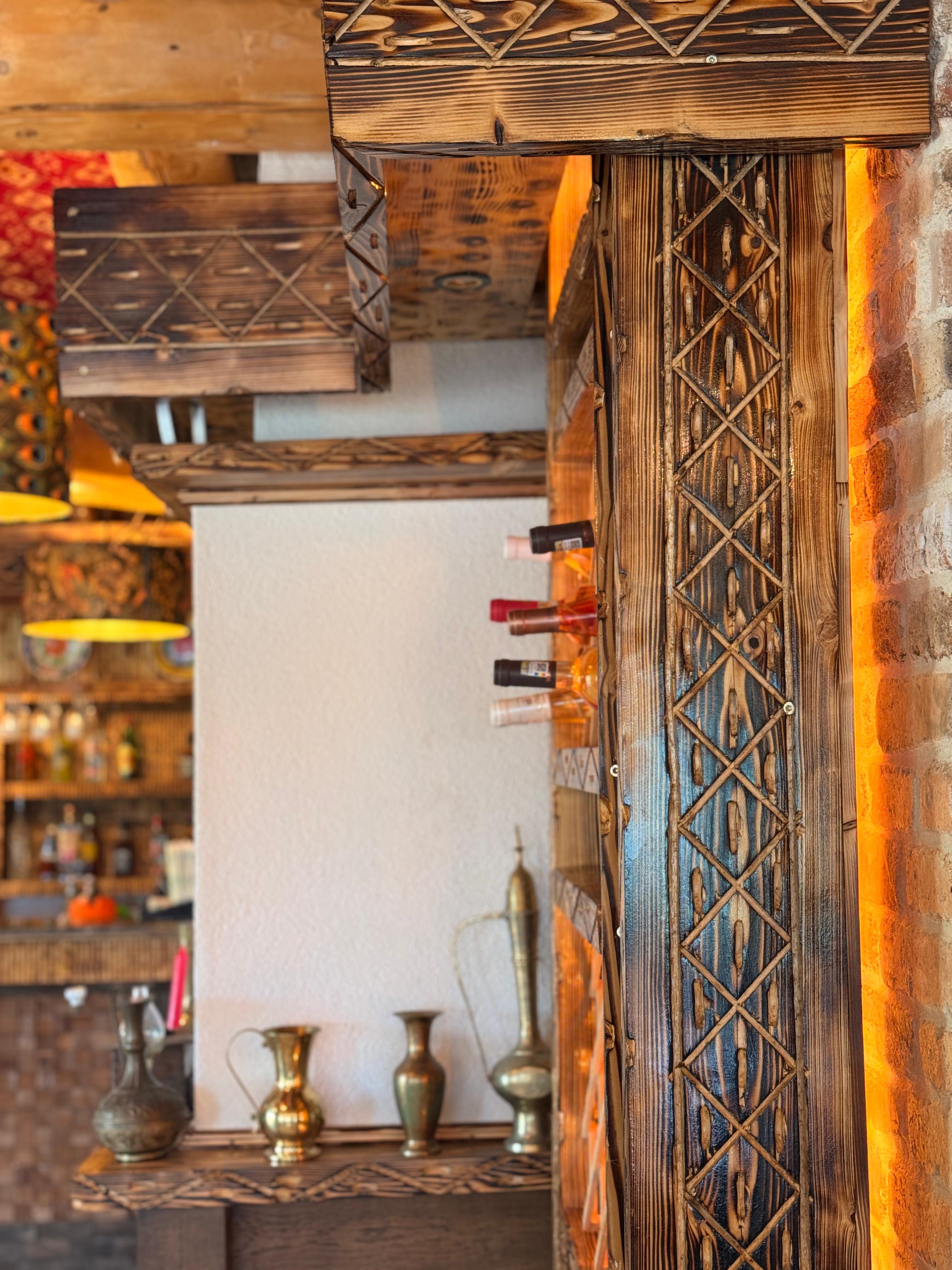 Bar cu stâlpi de lemn sculptat