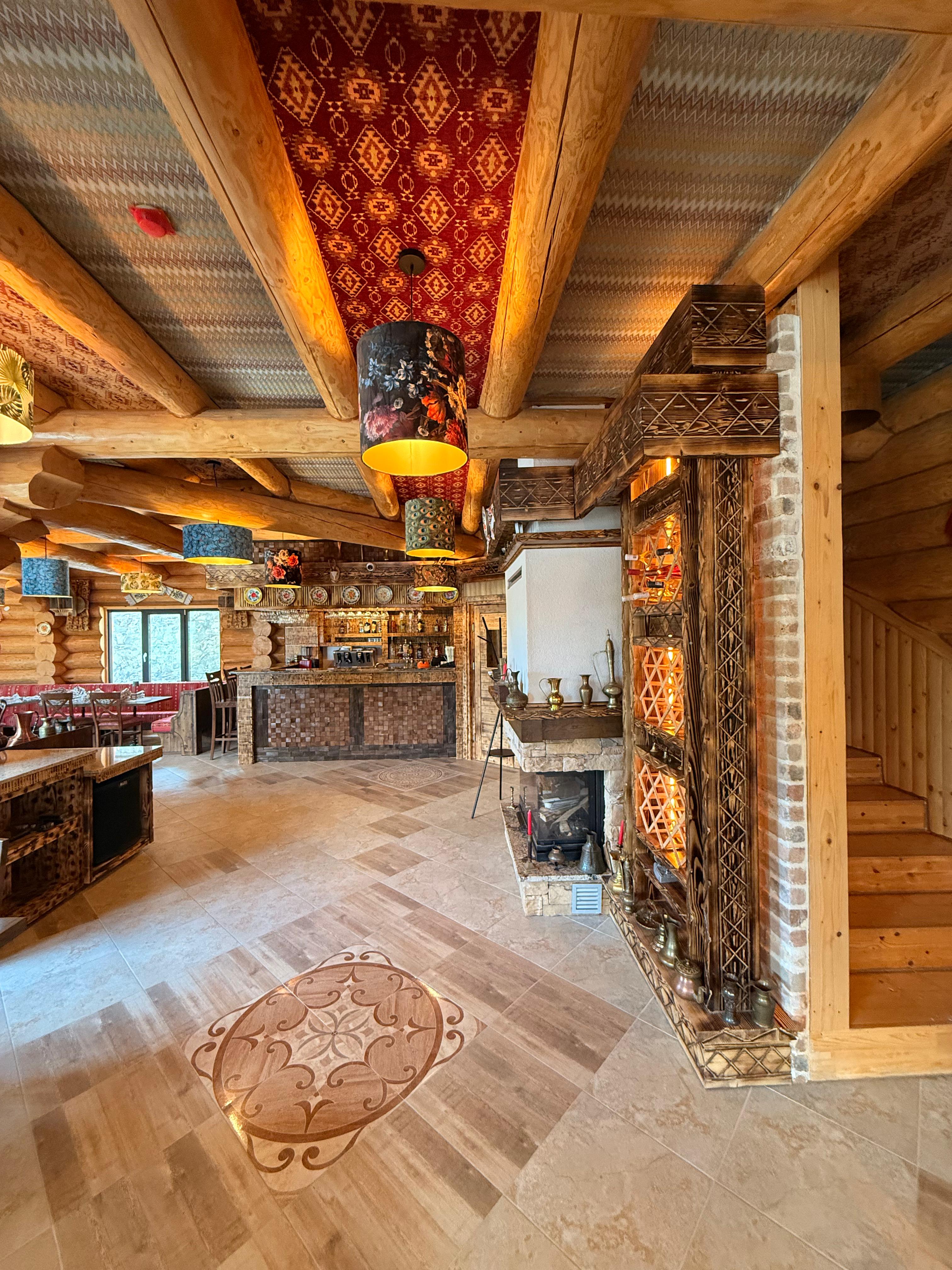 Sala mare a restaurantului, cu cuptor și textile populare