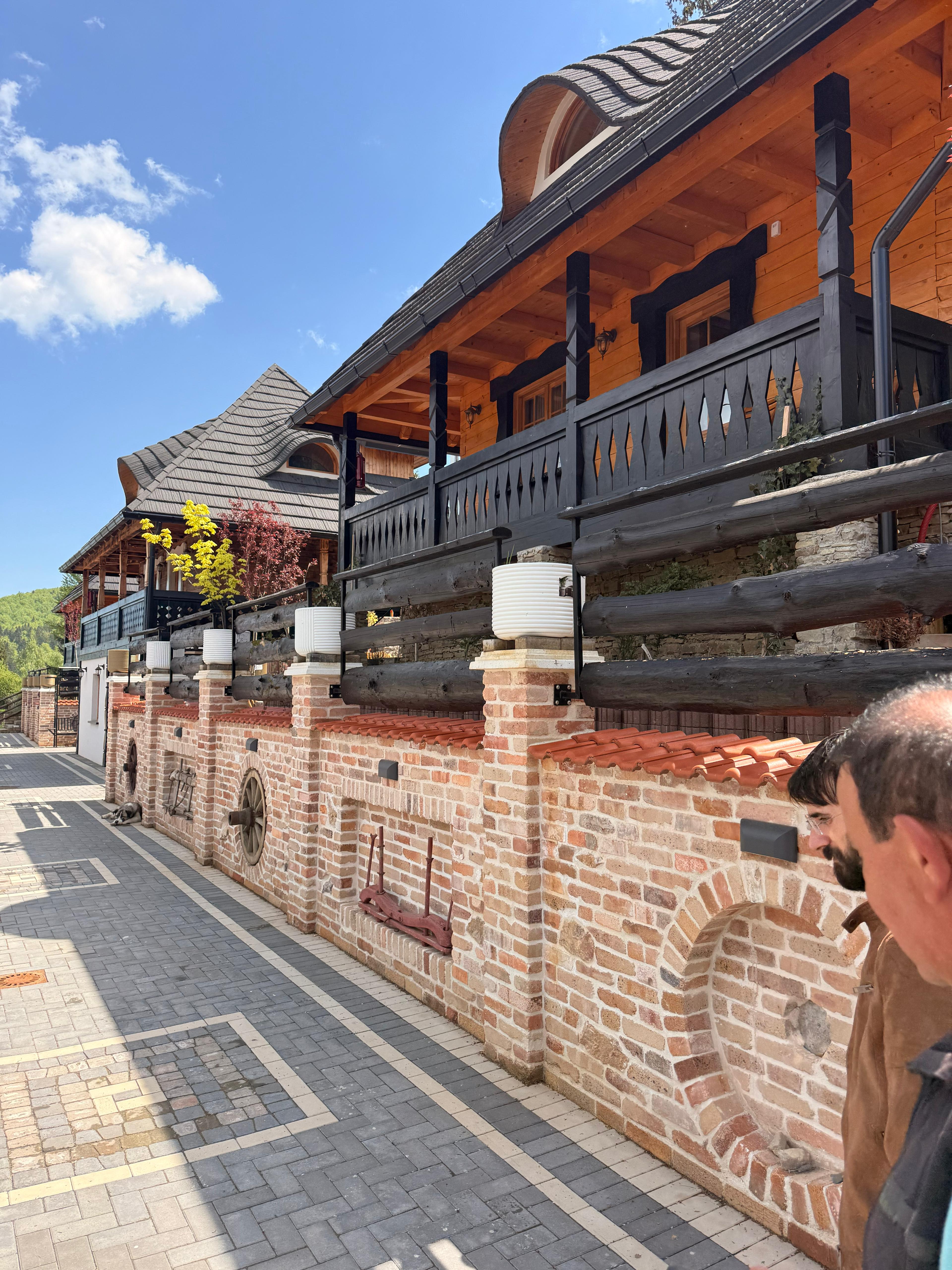 Exteriorul restaurantului din bârne și cărămidă
